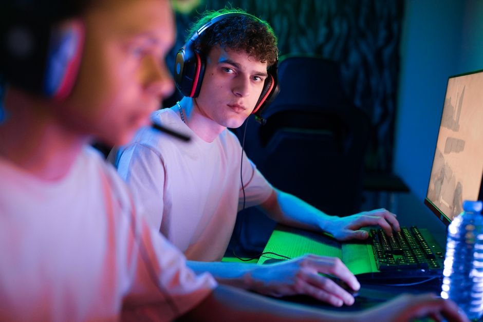 best electric standing desks for gamers